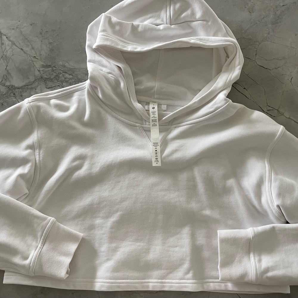 New w/out tags. Hawaii Exclusive crop hoodie, never worn. Size 8